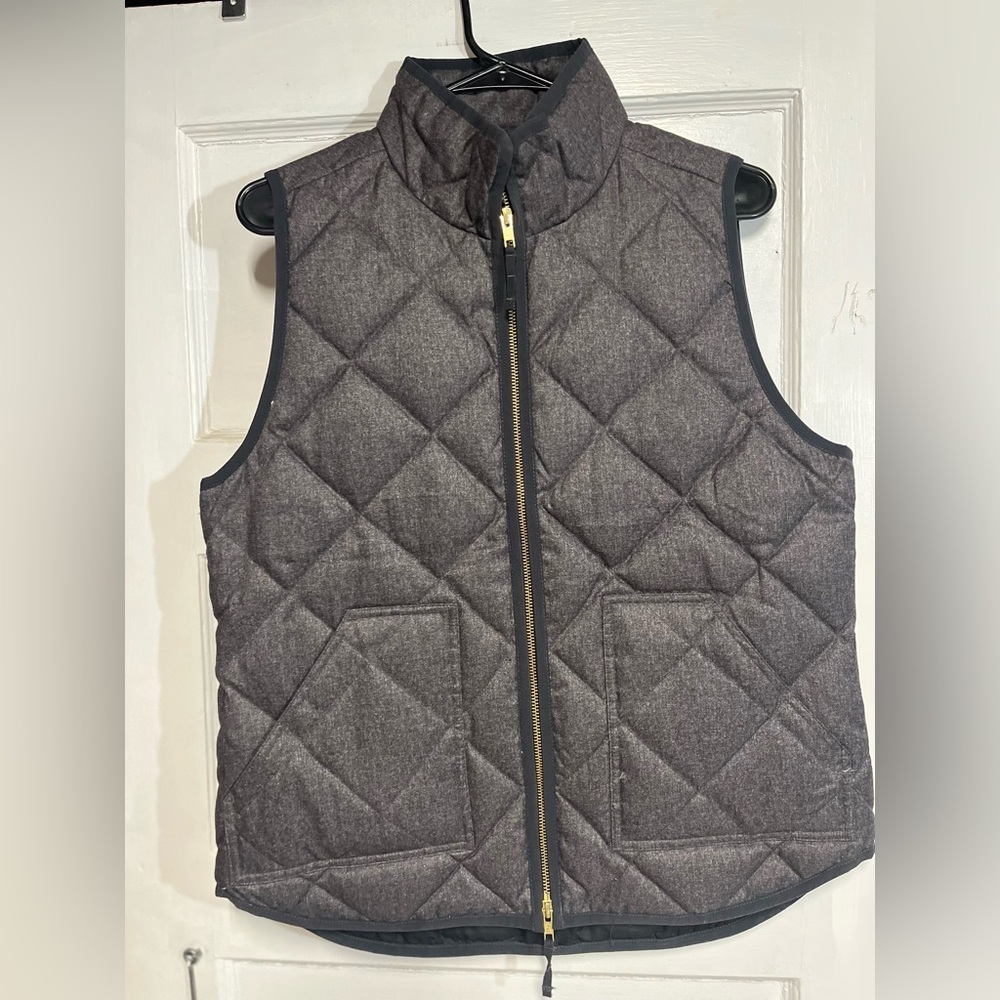 J crew womens quilted puffer vest grey with black piping